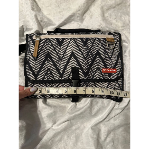 Skip Hop Diaper Clutch Organizer in Black and White - Picture 2 of 9